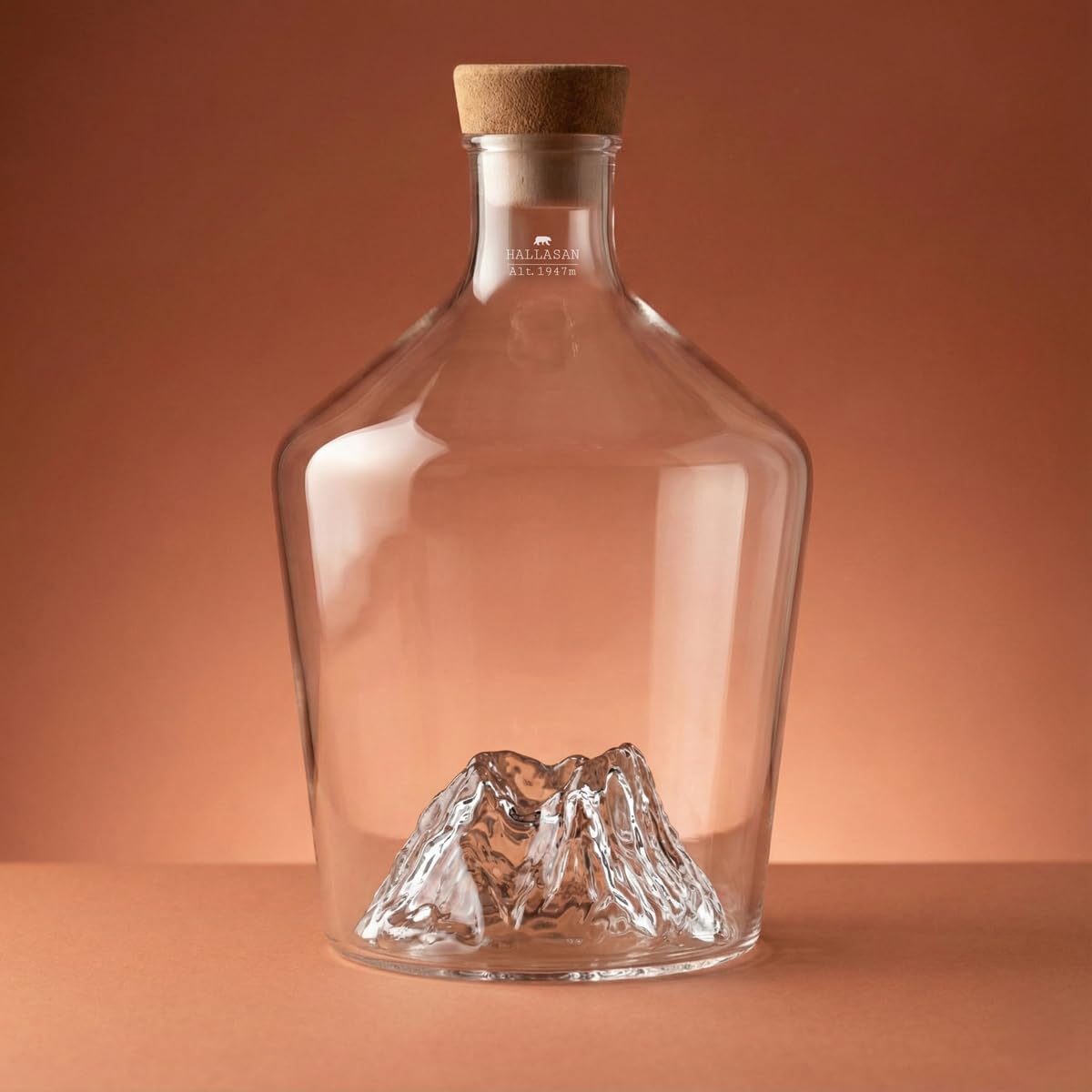 Jarra para licores 1,2L – Vidrio borosilicato soplado artesanalmente con montaña en relieve 3D | Tapón de madera y corcho, diseño premium | TOPOGRAPHIC (Hallasan)