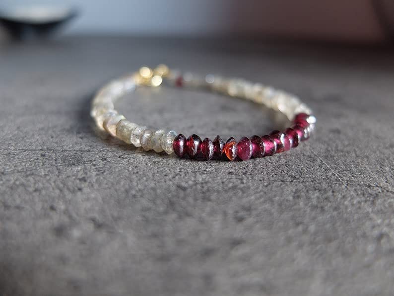 Bracelet labradorite grenat perles 4mm bouton facettées