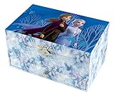 EINE MUSIKBOX ZUR AUFBEWAHRUNG KLEINER SCHÄTZE. Diese Musikbox mit Schublade, großem Spiegel und Ringhalter wird jedes kleine Mädchen erfreuen, das darin seinen Schmuck und seine kleinen Geheimnisse aufbewahren wird. Betätigen Sie die Kurbel und Elsas Figur erwacht wie von Geisterhand zum Leben, während die Musik gespielt wird