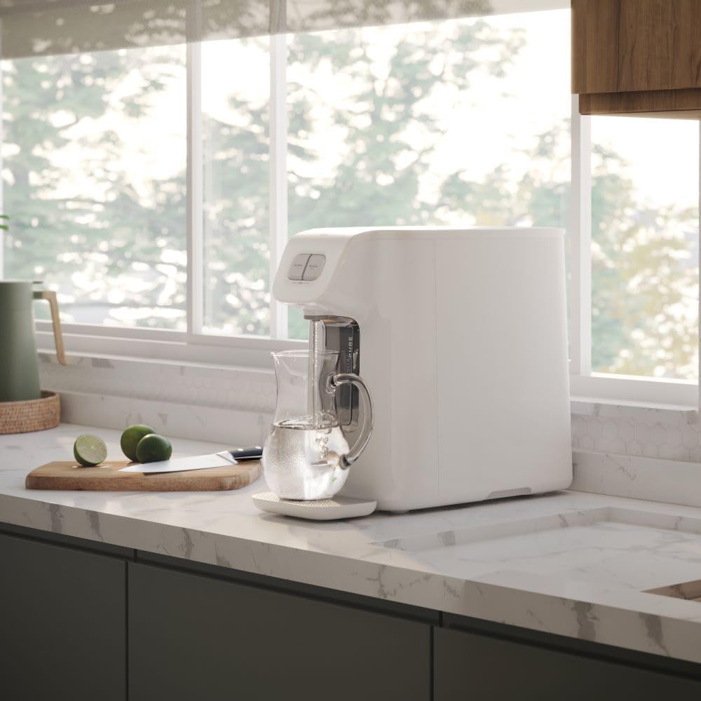Purificador Electrolux instalado em bancada de cozinha moderna com jarra ao lado