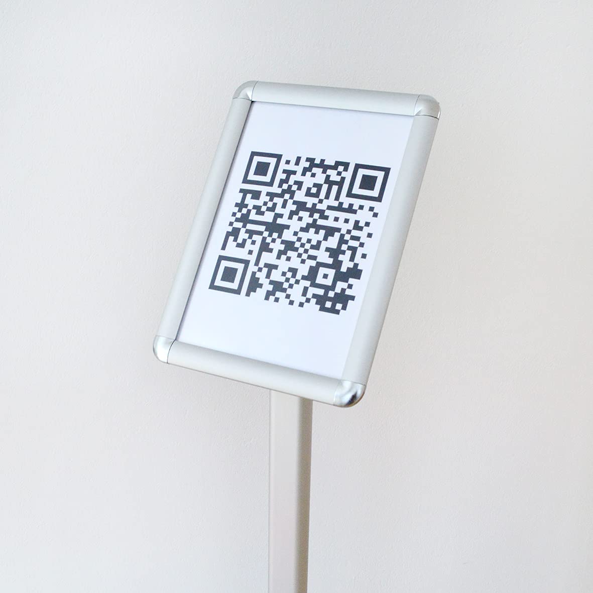 Supporto per informazioni DIN A4, ad esempio per app di codice QR Luka, regolabile in verticale o orizzontale, in alluminio