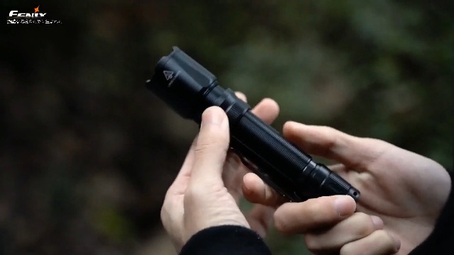 Amazon.co.jp: Fenix TK20R V2.0-R 懐中電灯 ledライト 充電式 3000