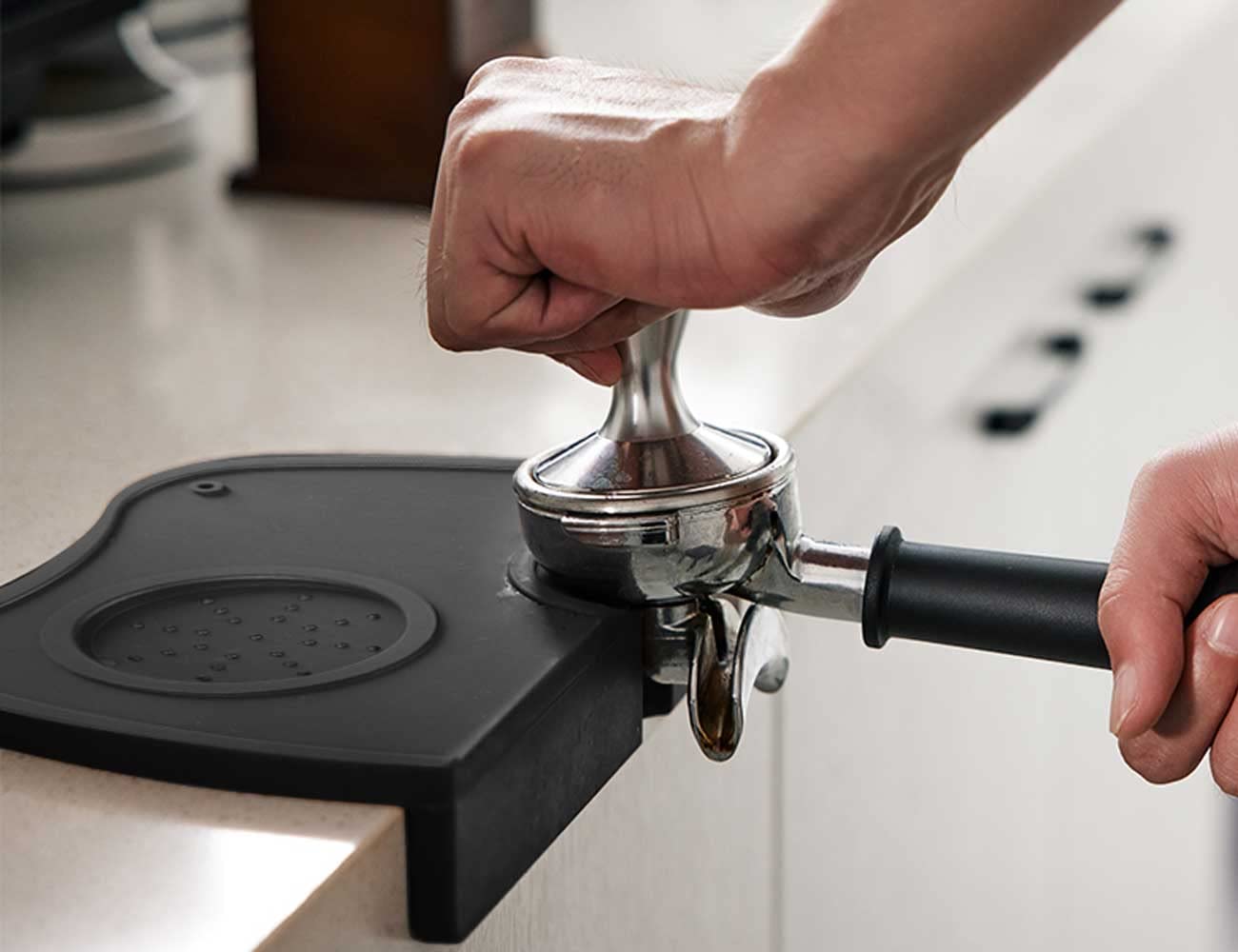 Tappetino In Silicone Per Pressatura Caffè Con Bordi Rialzati E Pennello Incluso – Antiscivolo, Lavabile, Per Barista A Casa