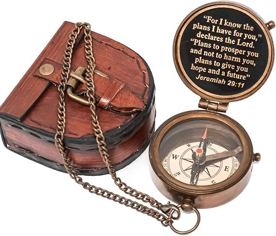 Brújula de bolsillo vintage de latón antiguo con cita grabada – brújula clásica con estuche de cuero, regalo inspirador para hijo y hija, cumpleaños y bautizo miniatura 1