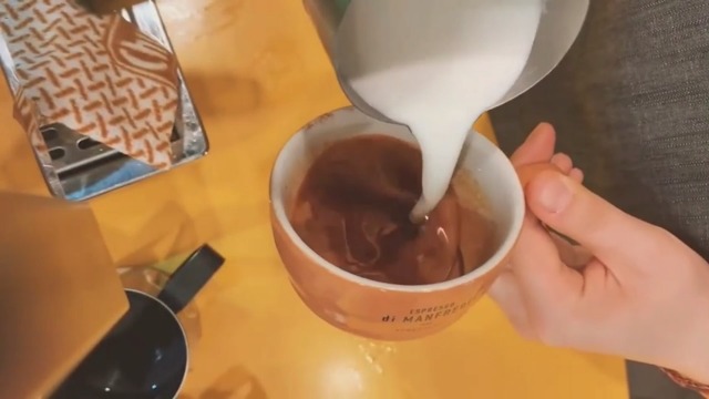 Brocca per latte 1 litro in acciaio inox, con coperchio, ugelli anti-gocciolamento e manico ergonomico, per espresso, cappuccino, barista
