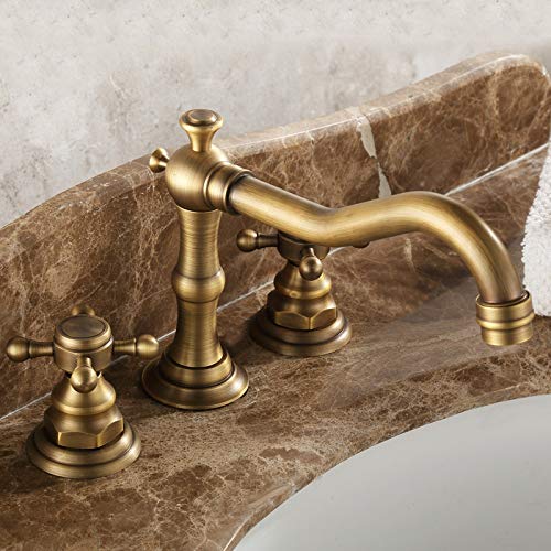 Bassin antique tout en cuivre pour une salle de bains d'époque chaleureuse