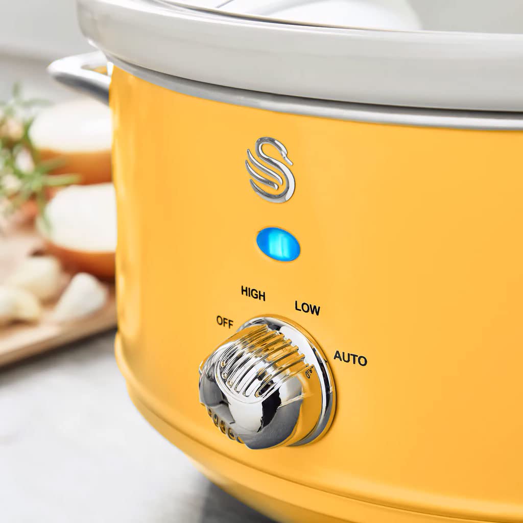 Swan Retro SF17021YELNEU Slow Cooker 3,5L Contenitore di Cottura Rimovibile, Ceramic Non-Stick PFOA & PTFE Free, 3 Livelli di Temperatura, Coperchio di Vetro, Design Vintage, Giallo, 200W