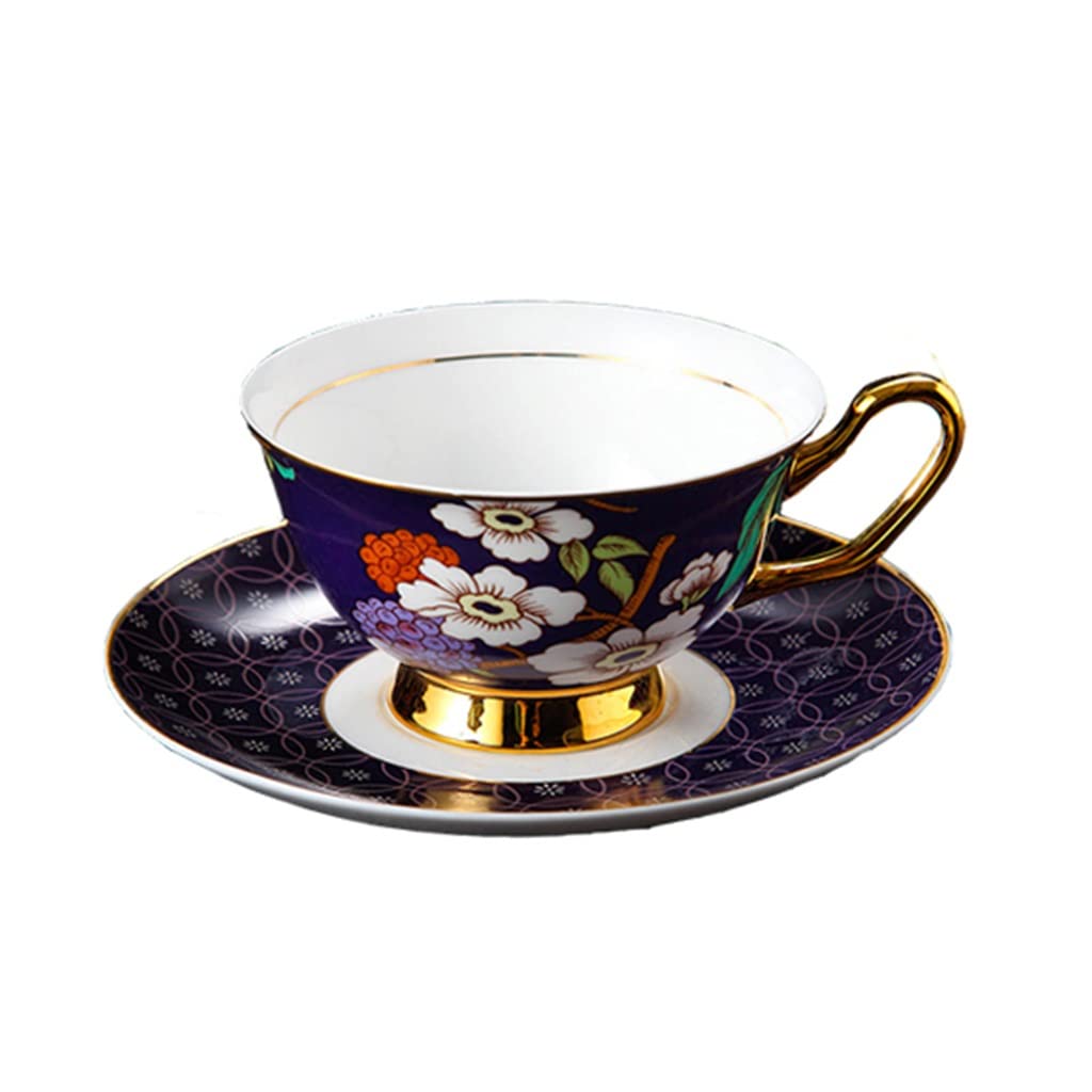 Tasse en porcelaine d'os avec tasse et assiette pour savourer un thé toujours chaud