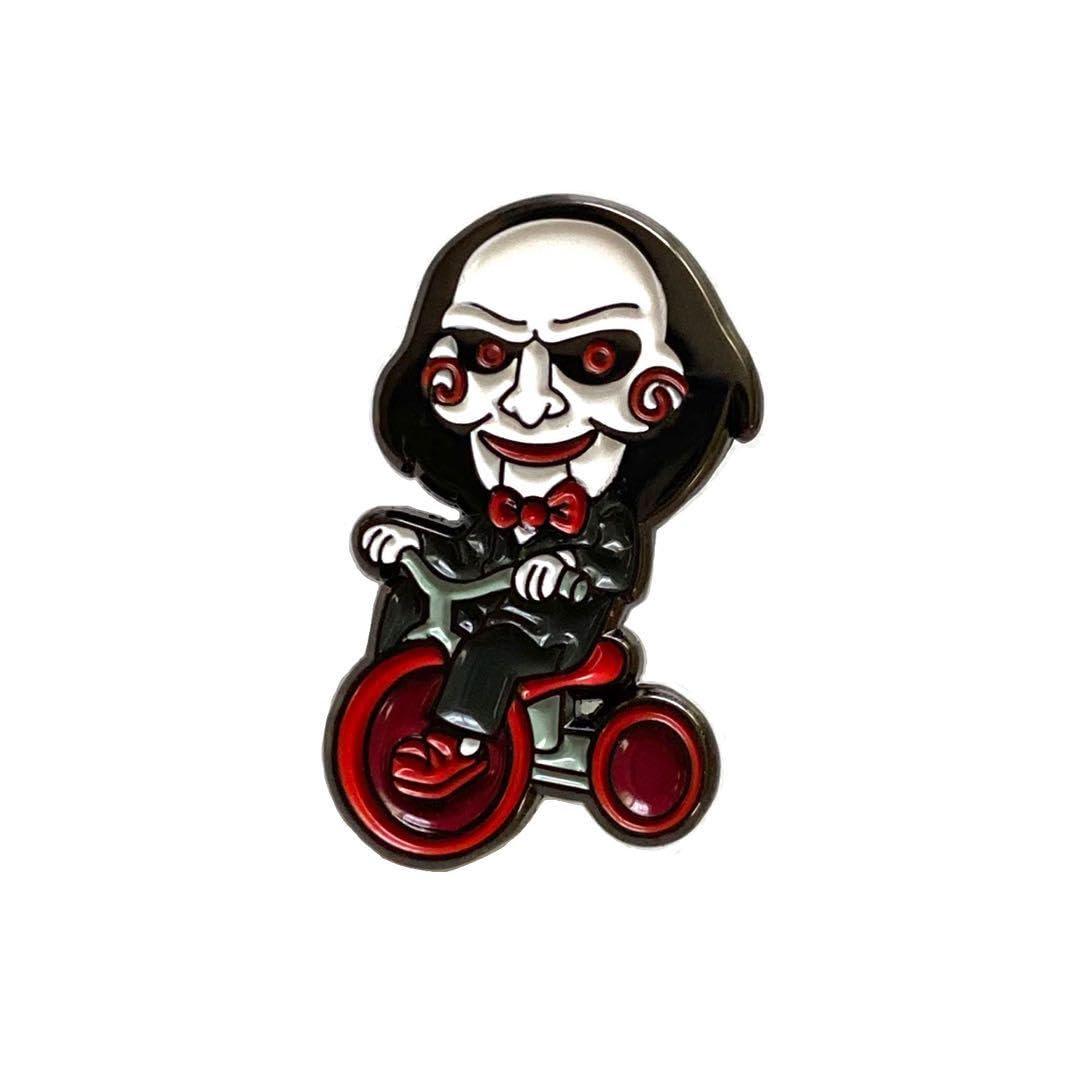 Amazon.co.jp: 三輪車 ビリー人形??ジグソウ??ピンバッジ??SAW