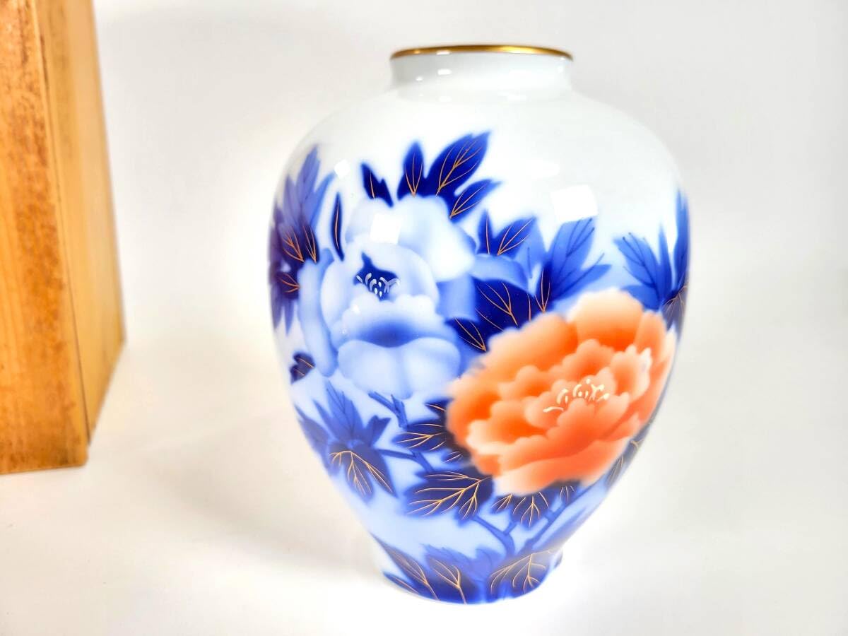 宮内庁用達　深川製磁 有田焼　牡丹　ぼたん　金彩淵　花器　花瓶 Amazon.co.jp: 宮内庁用達 深川製磁 有田焼 牡丹 金彩淵 花瓶 応接揃