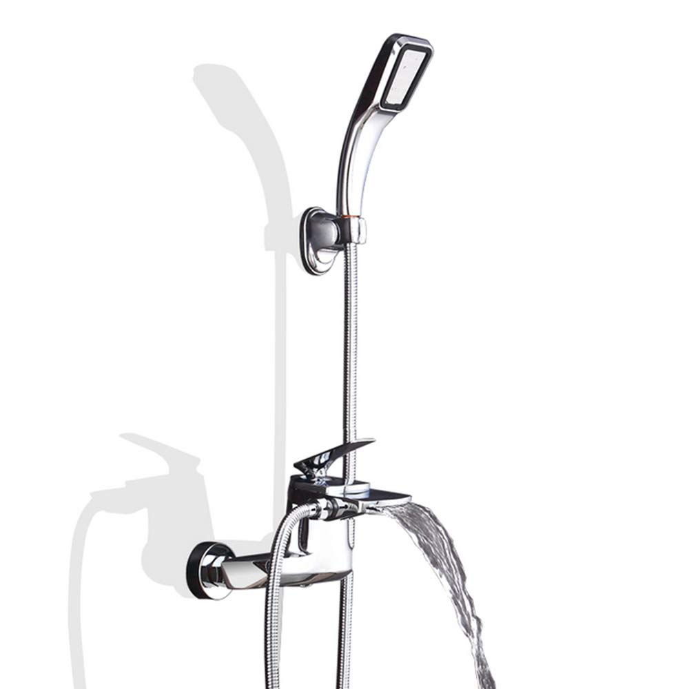 Robinet cascade pour baignoire au design carré pour une salle de bain moderne