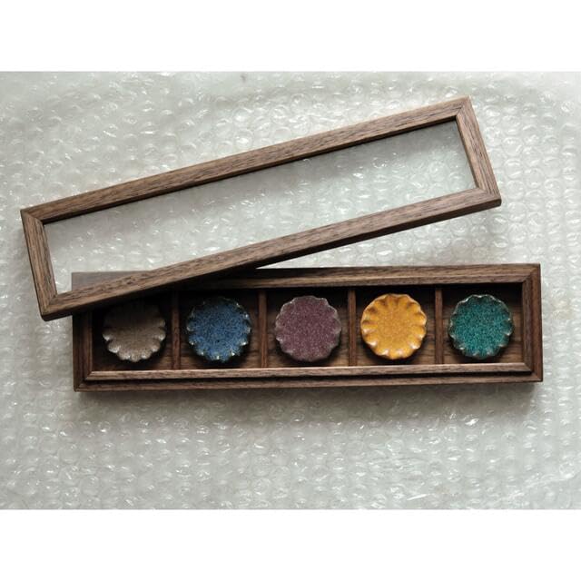 【新品未使用】刻印なし　小澤基晴　輪花　箸置きセット　ケース付き Amazon.co.jp: 小澤基晴さん 輪花 箸置きセット ゆかり 翡翠 すみれ 他