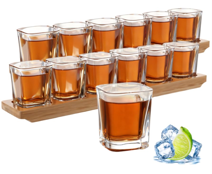 CYEER 12er Set Schnapsgläser Quadratisch 70ml mit 2 Bambus Haltern – Shotgläser Set für Tequila, Wodka, Likör & Espresso – Stabiles Serviertablett für Bar, Party und Gastronomie – 14-teiliges Set