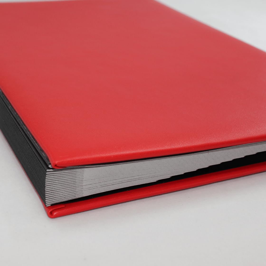 Unterschriftenmappe aus glattem Vollrindleder in Rot, Softcover, dehnbarer Rücken, 20 Register-Trennblätter aus stabiler grauer Kartonage, Aufnahme von DIN A4, Prägungen auf Anfrage