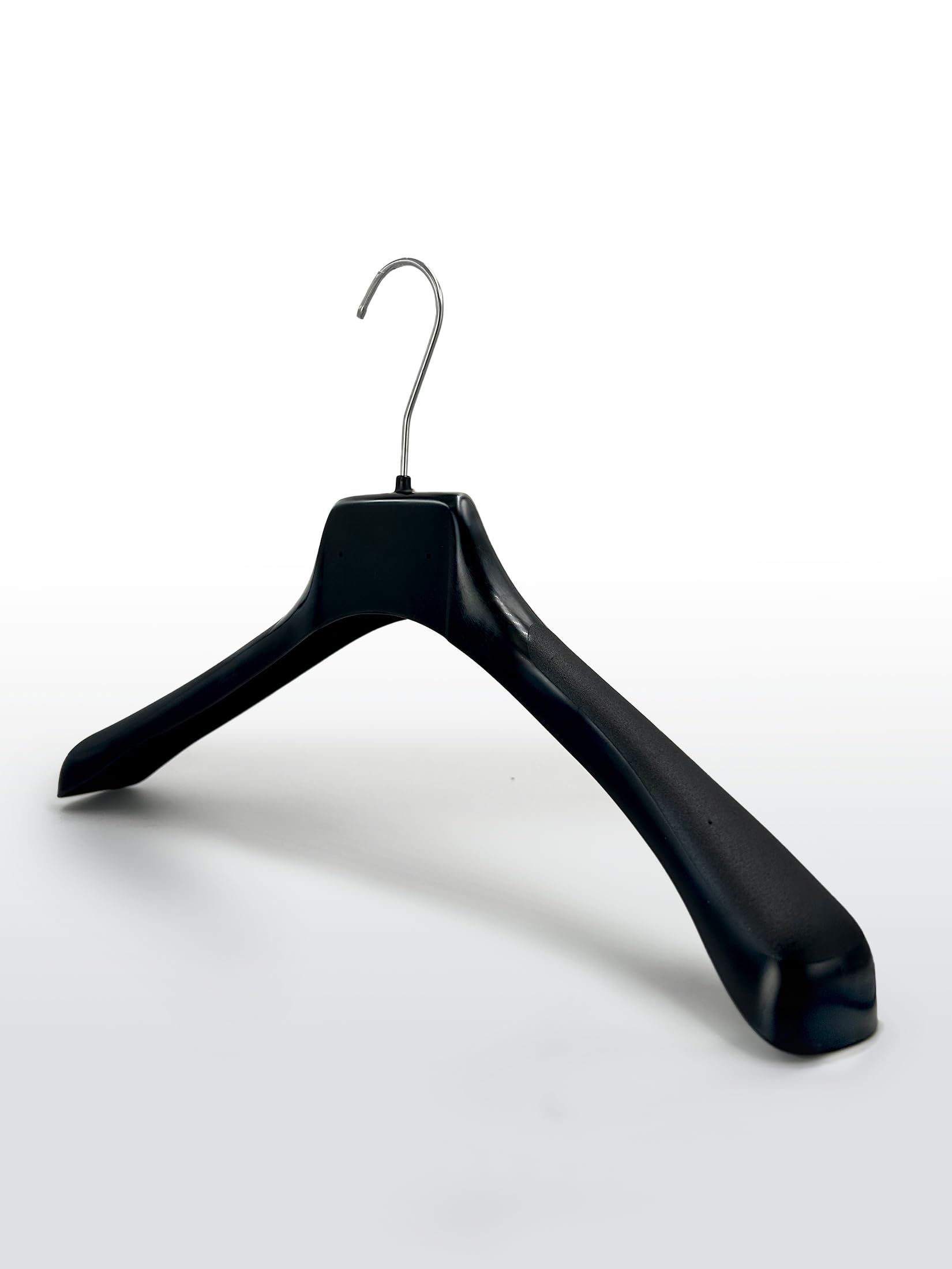 famy.Shop Kleerhangers 50 stuks van kunststof voor overhemden/blouses/shirts, ruimtebesparend, EXTRA BREED NA 47, 360° draaibare haken, zwart