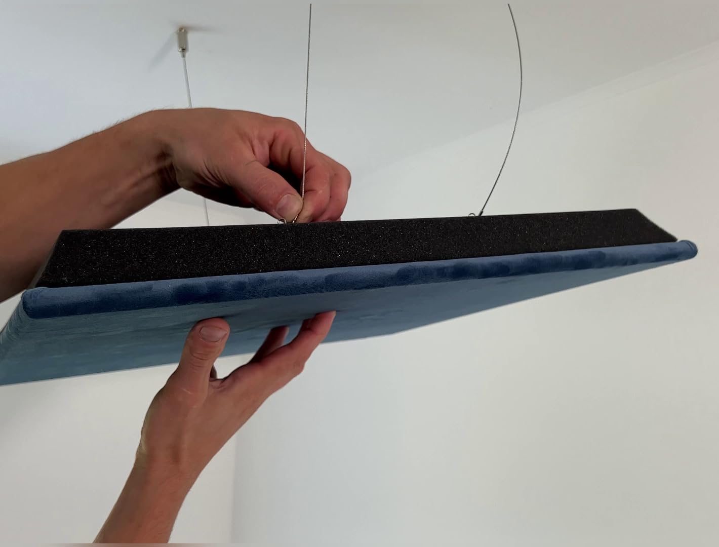 2er-Pack – Abgehängtes Decken-Akustikpaneel aus Samtstoff „CIRCLES-Cinematic“ mit Befestigungsset | Dekorative Akustiklösung (Wolken-Design) | Dekorative Schallabsorption | [CIRCLES | Blau]