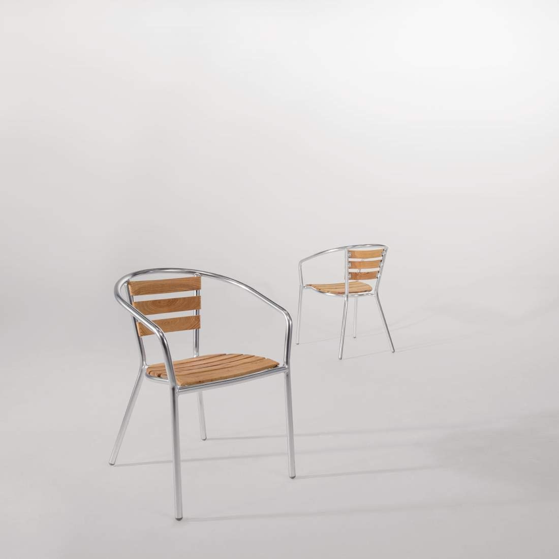 Bolero Stapelstühle aus Aluminium und Esche (4er-Pack), für den Innen- und Außenbereich, Gestell aus Aluminium / Sitzfläche aus Eschenholz, rostbeständig, Sitzhöhe: 440 mm, Café Bistro Home Furniture, U421