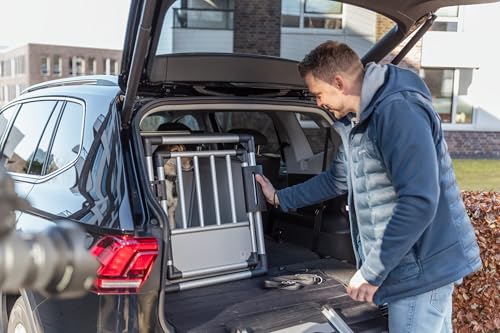 TRIXIE Hunde-Transportbox Aluminium in silber - M: 53 × 61 × 74 cm - stabile und geräuscharme Hundebox mit abgeschrägten Seiten, Sicherheitsverschluss & rutschfester Liegematte – 39341