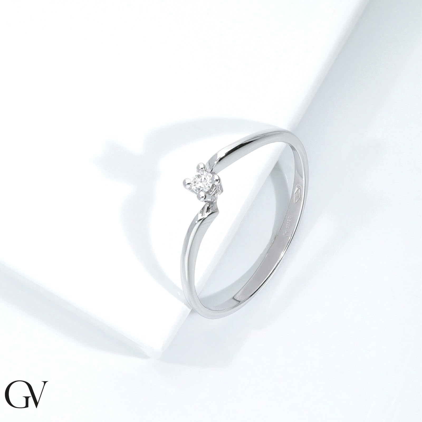 Anello solitario in oro bianco 18k con diamante di 0.04 ct.