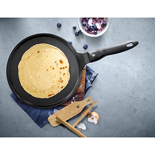 WMF Devil Crepe Pfanne Induktion 27 cm, Pfannkuchenpfanne mit Teigverteiler und Holzschaufel, Aluguss beschichtet – Bild 3