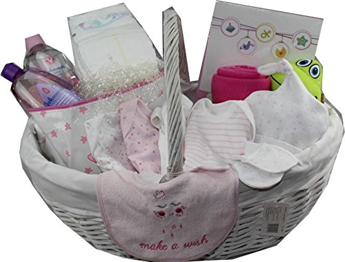 Panier de naissance avec album photos et vêtements bébé fille pour la chambre