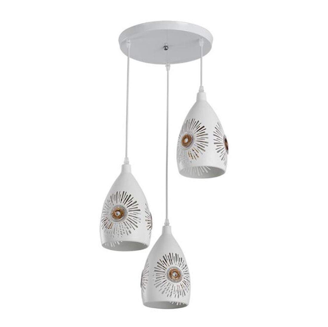 Lustre innovant blanc suspendu pour une salle à manger chaleureuse