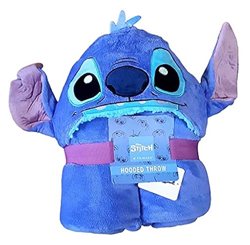 Producto oficial de Disney comercializado por Primark, manta polar/ poncho de Lilo & Stitch con diseño de orejas en 3D | Ya disponible en tu tienda friki favorita! En mundofriki.es!