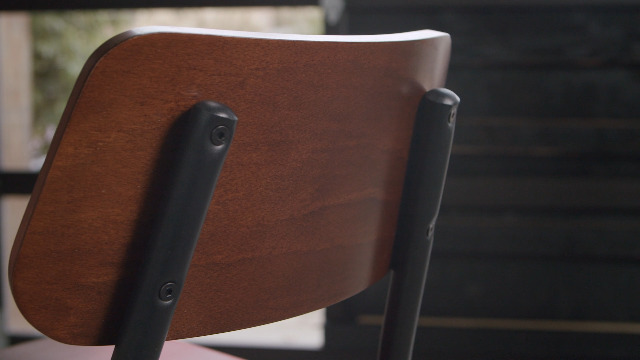 Butaco industrial EMMA + OLIVER con estructura en tono gunmetal y asiento de madera rústica | Estructura de acero miniatura 7
