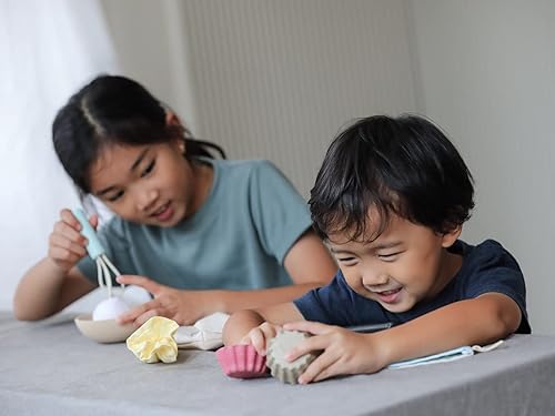 Miniatura 10 de PlanToys Juego de alimentos para fiesta de cumpleaños de dos caras (3488) | Hecho de forma sostenible de madera de goma y pinturas y tintes no