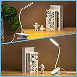 💡【Dos formas de uso 】La luz de clip se puede utilizar de dos maneras, ya sea con el clip o en posición vertical. El clip tiene una goma suave y se puede enganchar en mesitas de noche, escritorios, estanterías, etc., evitando dañar la superficie. La parte inferior de la pinza está equipada con una almohadilla antideslizante, que garantiza que la lámpara se sujete de forma estable.