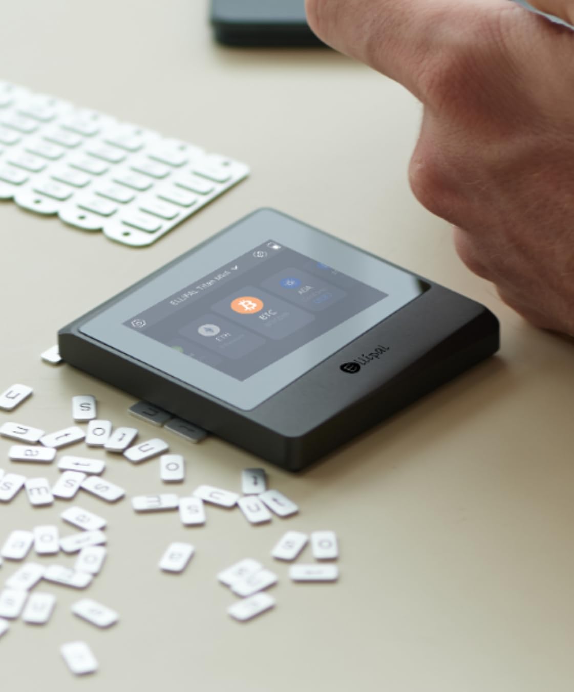 Amazon.com: ELLIPAL Titan 迷你五金錢包+ 316 不鏽鋼金屬24 字加密種子短語鋼(2 件), 黑色, Titan  Mini+鋼: 服裝，鞋子和珠寶