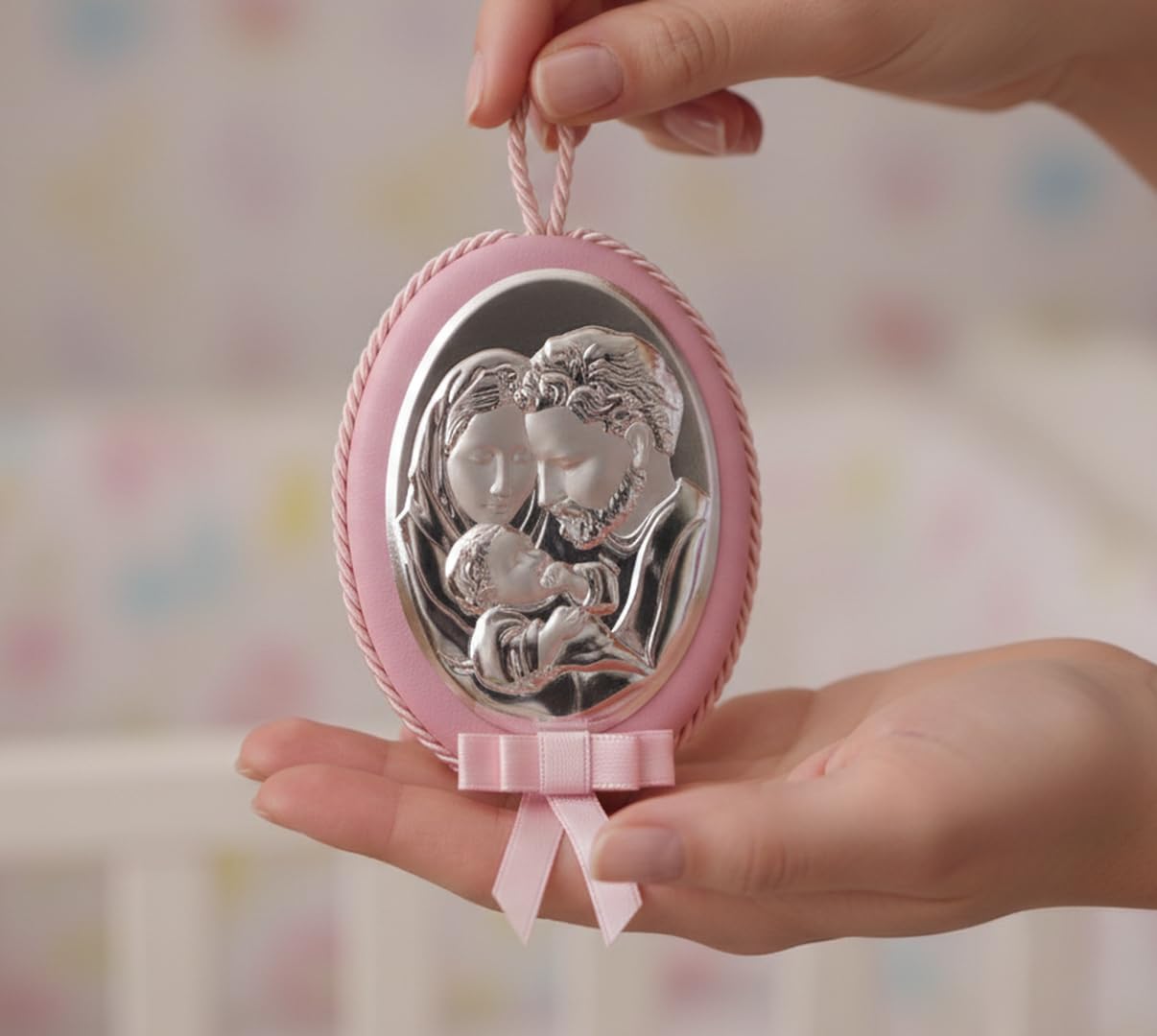 Medaglione Musicale Capoculla Sopraculla Ovale con Sacra Famiglia in Argento, Personalizzabile con Incisione del Nome, Idea Regalo per Nascita o Battesimo da Appendere alla Culla del Neonato Rosa
