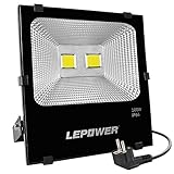 【MEHRERE VERWENDUNGEN】: Der Abstrahlwinkel des LED Flutlichts ist 120°, es kann sehr weit und breit aufleuchten; und die Schutzklasse WASSERDICHT IP66 ermöglicht ein langes Arbeiten im Freien und nach wiederholten Tests im Freien kann es auch einem Sturm widerstehen. Unser LED Fluter ist Ideal für den Außen- und Innenbereich, z.B. Haus, Garten, Garage, Rasen, Vorder- und Hinterhof, Gebäude, Gelten, Bäume, Anschlagtafeln, Werkstätten, Stadien, Spielplätze, Flure, Treppen, Grünflächen usw.