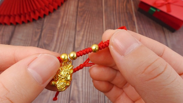 Produktbild von 2026 Chinesisches Neujahrsarmband Mit Pferdeanhänger, Rote Schnur