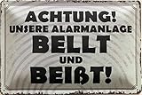 Deko7 Blechschild 30 x 20 cm Warnschild: Achtung ! Unsere Arlamanlage BELLT und Beißt