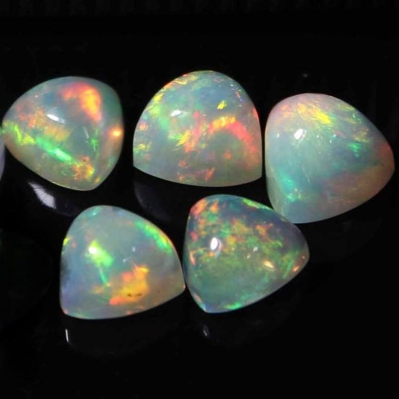 Opale éthiopienne naturelle cabochon aux reflets magiques