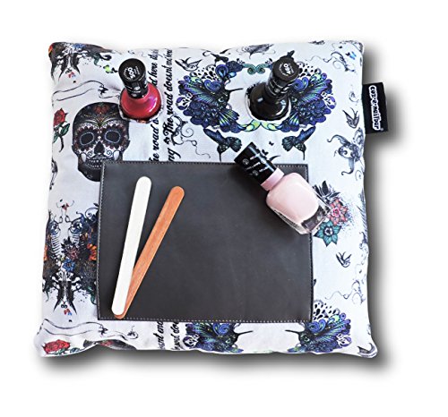 Coussin manucure Coz-e-nailbar tatouage imprimé pour faire ses ongles devant la télé
