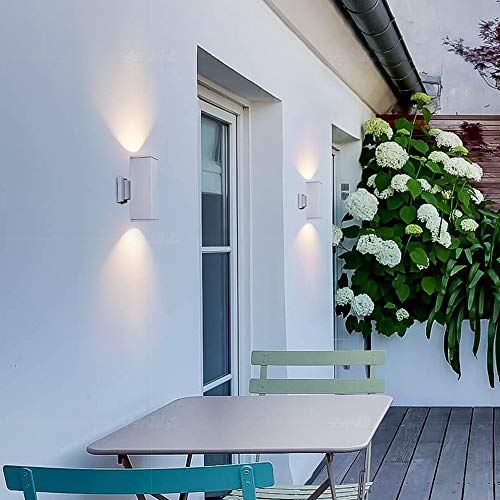 Lampe murale LED pour éclairer une façade humide sans risquer la rouille