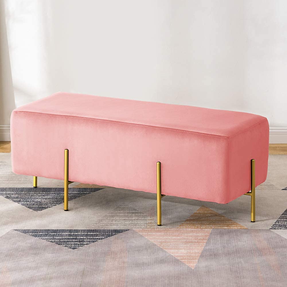 Pouf banc velours rose pour optimiser le manque de places assises au salon