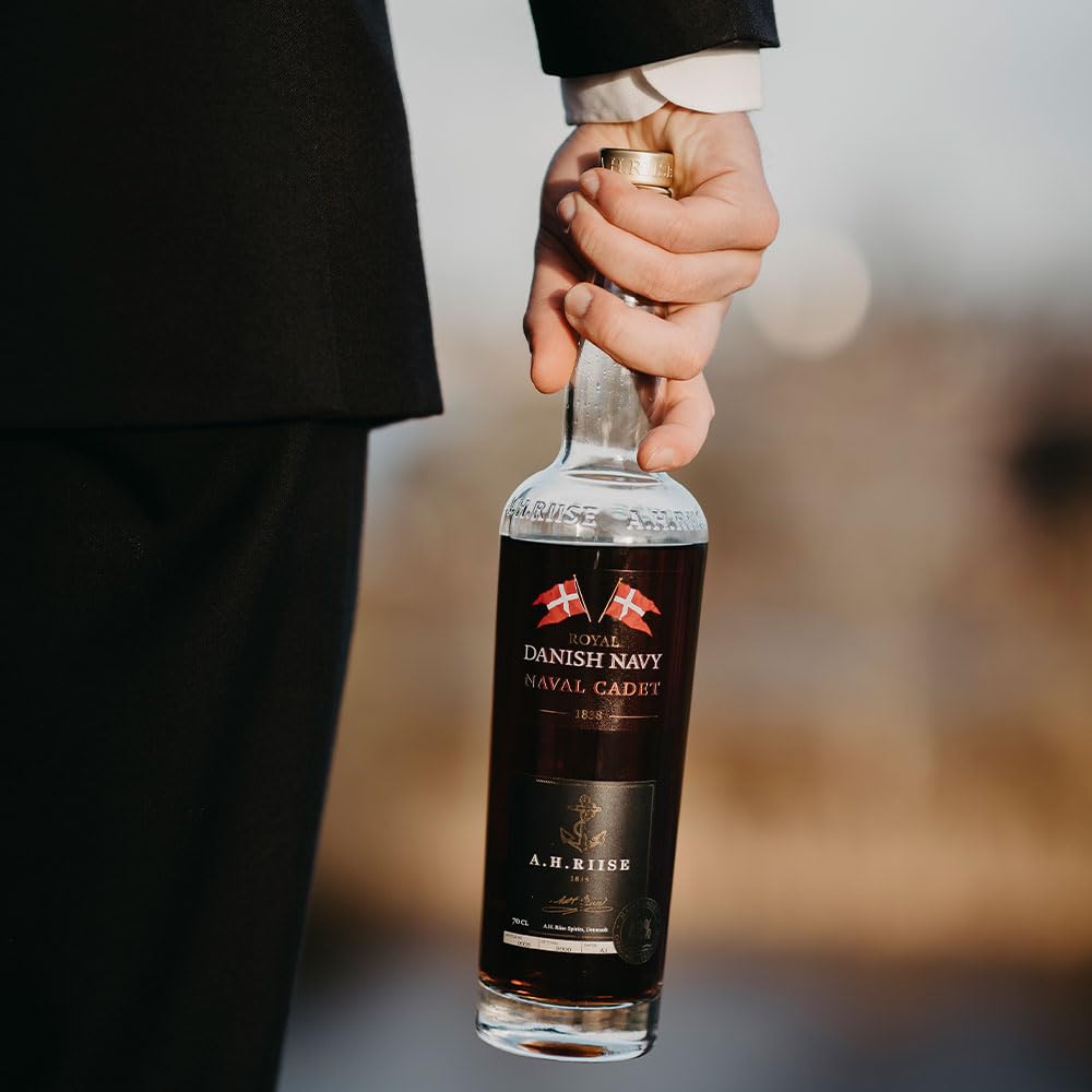A.H. Riise Royal Danish Navy Naval Cadet| Premium Spirituose auf Rumbasis | Lieblicher Geschmack | 700 ml | 40% Vol.