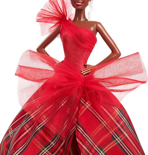 Muñeca Barbie Signature Holiday 2024 con vestido escocés miniatura 3