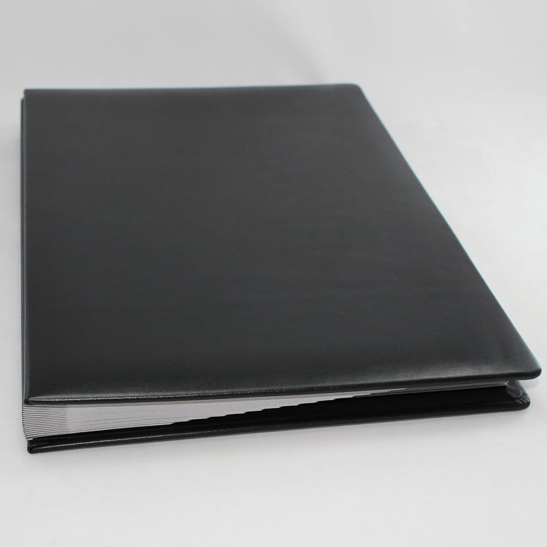 Unterschriftenmappe aus glattem Vollrindleder in Schwarz, Softcover, dehnbarer Rücken, 20 Register-Trennblätter aus stabiler grauer Kartonage, Aufnahme von DIN A4, Prägungen auf Anfrage