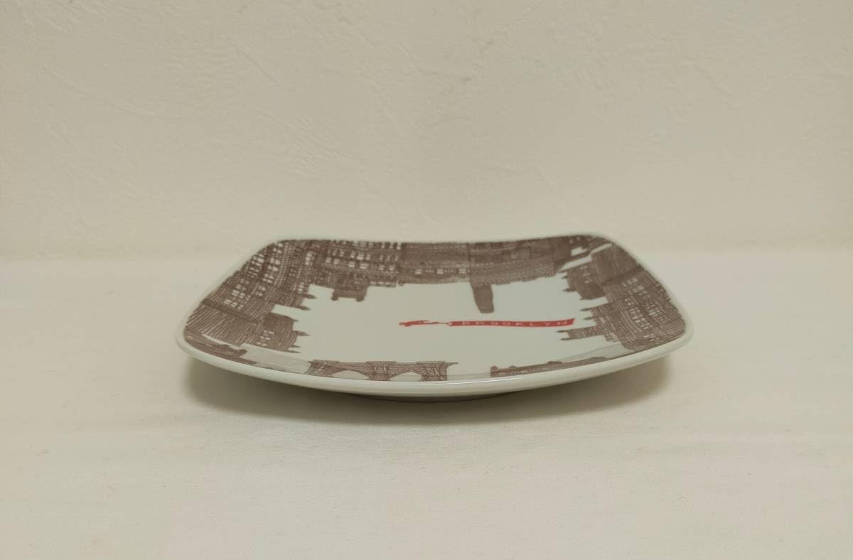 ミスド　ノベルティ　フィッシュズエディ　プレート 皿 ブルックリン　ピングー ミスド ブルックリン フィッシュエディ プレート - メルカリ