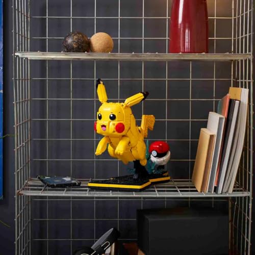 LEGO Pokémon Pikachu e Poké Ball - Kit di Modellismo per Adulti Tratto dall'Anime con Figura Snodabile ed Espositore - Decorazione Fai da Te per la Camera - Regalo per Gamer da Collezione - 72152 - Immagine 1
