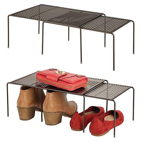 mDesign Juego de 4 organizadores de armarios – Estantería metálica apilable para camisetas, pantalones, jerséis y más – Balda extensible y antideslizante de metal para armario – color bronce