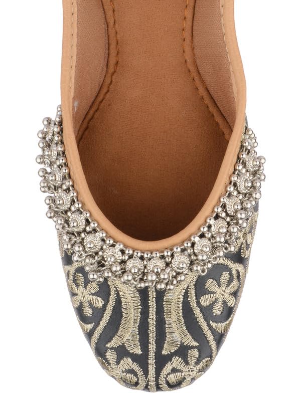 Image of Flat Footwear /Mojari /Punjabi Jutti /Bellies for Women - Embroidered Gungroo