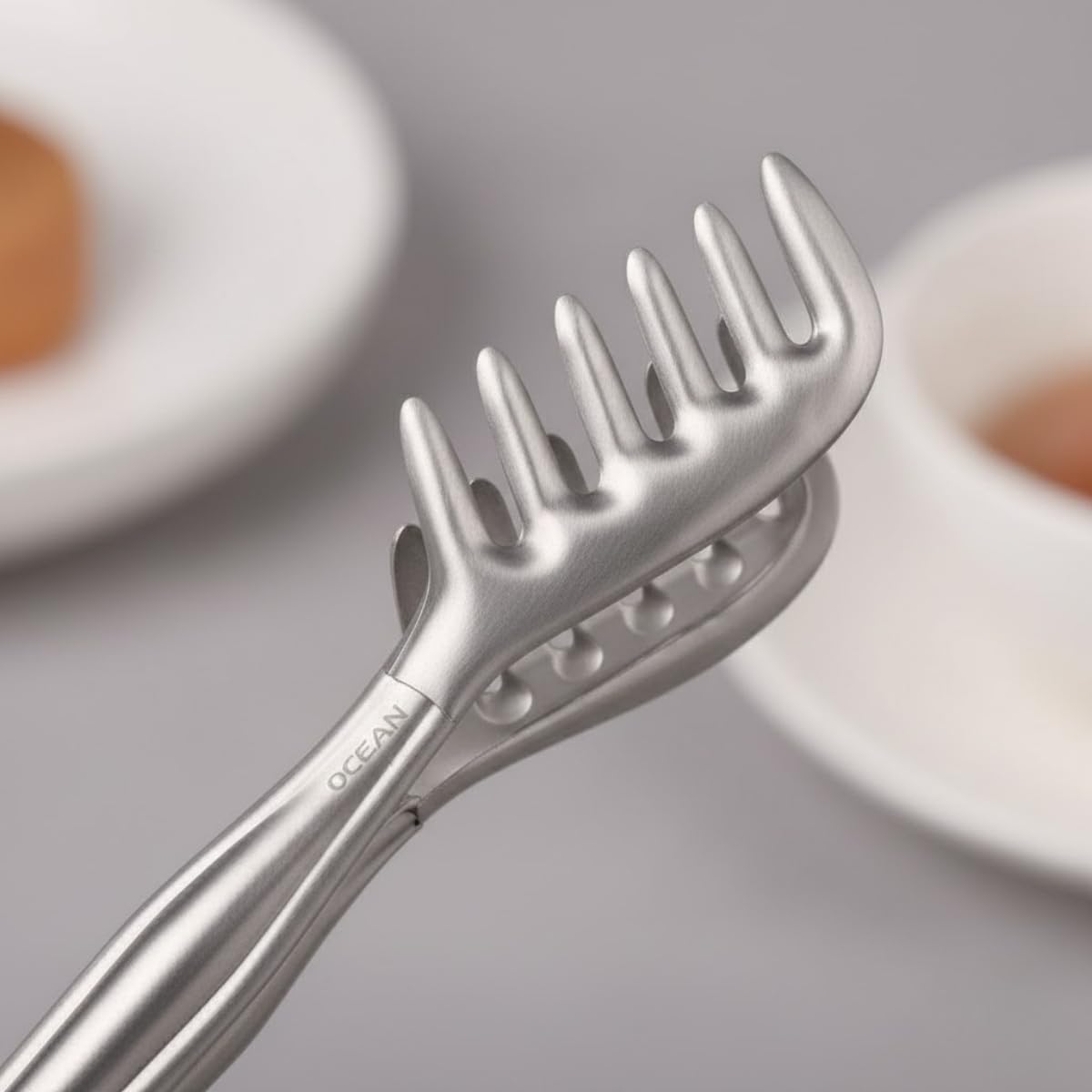 Paslanmaz Çelik Makarna ve Salata Servis Maşası – Isıya Dayanıklı, Kaymaz Saplı, Çok Amaçlı Mutfak Servis Pensi – 21 cm
