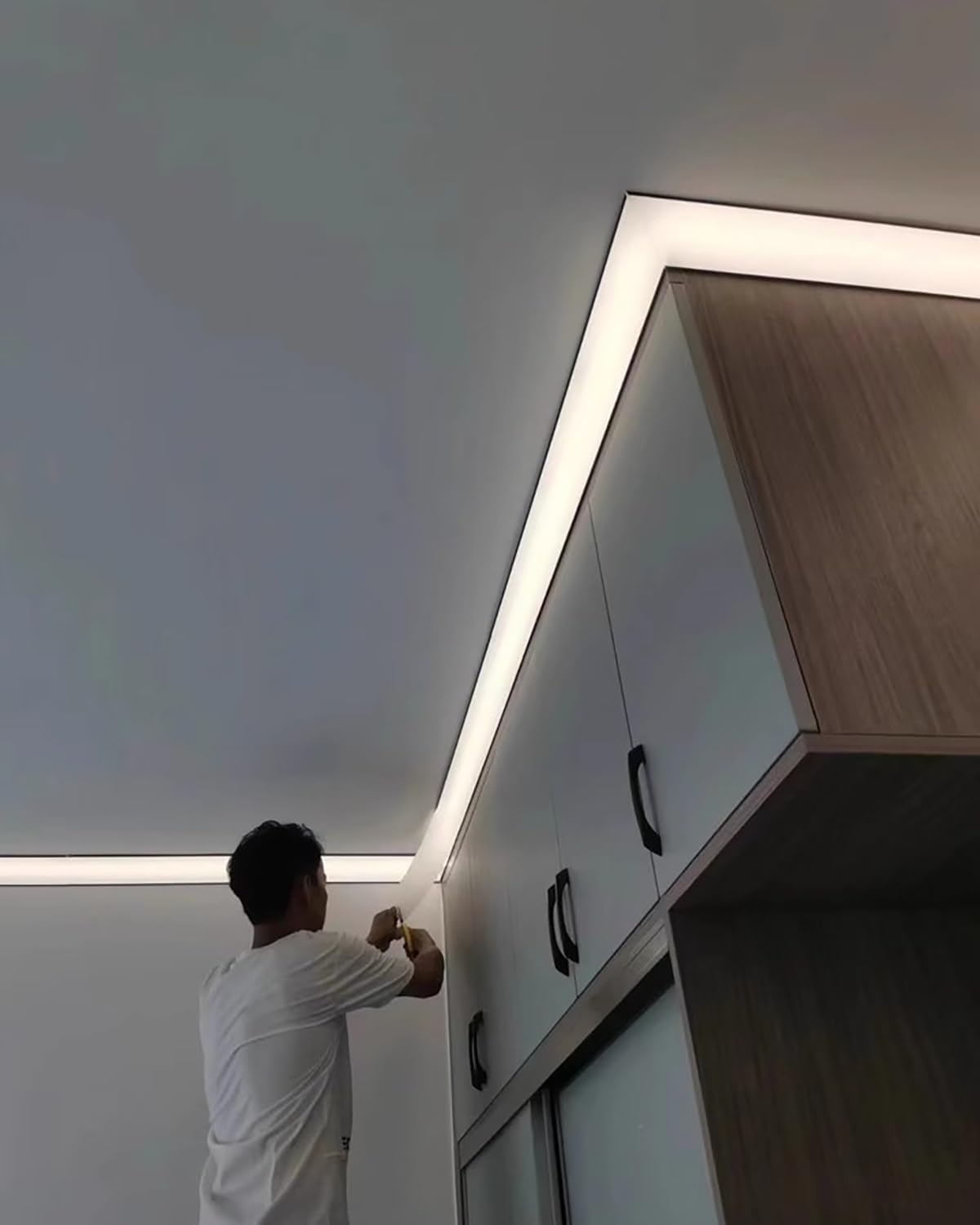 Profili per Strisce Led Cornice per Soffitto con Binario LED Nero, Illuminazione a Corona, Canale in Alluminio per Illuminazione Indiretta a LED con Diffusore, Cornicione Decorativa(98.4ft/30m)