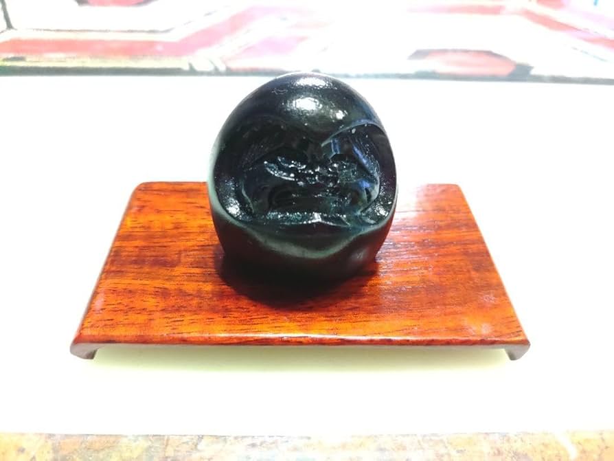 Amazon.co.jp: 那智黒石 ダルマ 無垢天然木台座付き 達磨 那智山