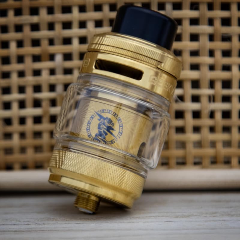 Born To Vape presente Clearomiseur Z Sub Ohm 5 Glossy Gold et son sticker BTV exclusif...